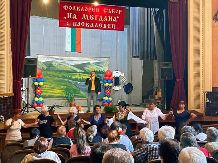 90-годишен дядо се хвана на хорото на Валентин Велчев в Паскалевец
